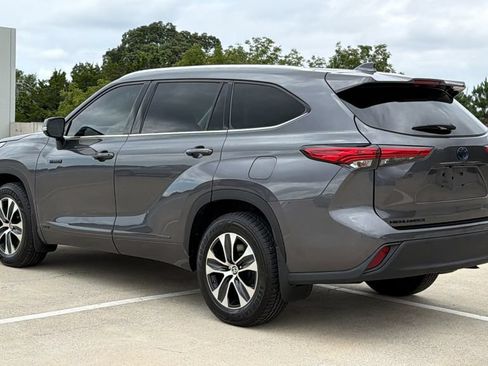 Used 2021 Toyota Highlander XLE AWD/4WD image 3