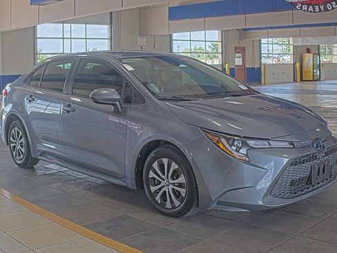 Used 2020 Toyota Corolla LE FWD image 3