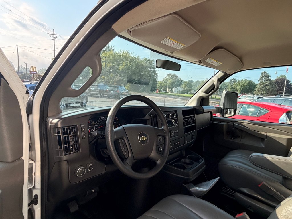 Used 2025 Chevrolet Express 4500 Extended w/ Power Convenience Package RWD image 9