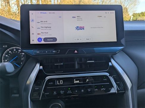 Used 2024 Toyota Venza XLE image 17