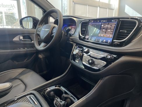 New 2026 Chrysler Pacifica Limited w/ S Appearance Package image 31