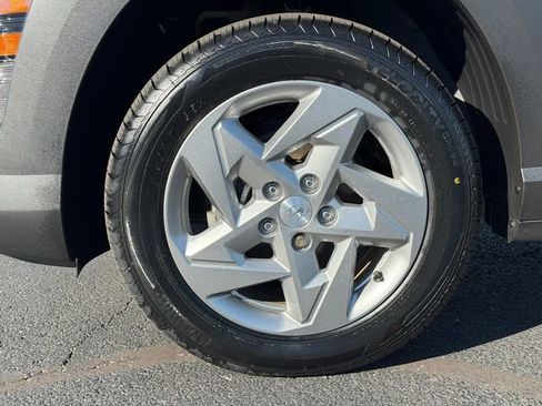 Used 2024 Hyundai Kona SE FWD image 11