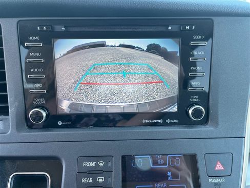 Used 2018 Toyota Sienna LE FWD image 18