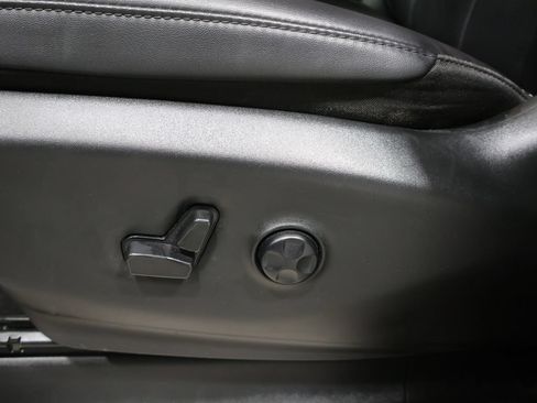 Used 2024 Chrysler Pacifica Touring-L FWD image 10