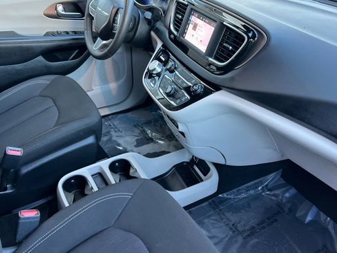 Used 2023 Chrysler Voyager LX image 17