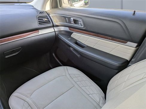 Used 2017 Ford Explorer Platinum image 21