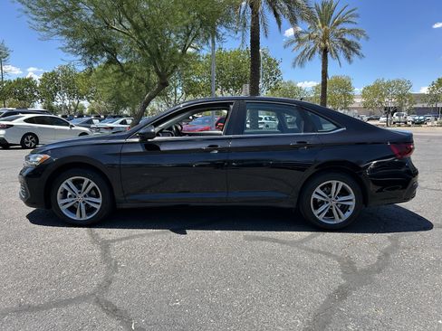 Used 2024 Volkswagen Jetta SE FWD image 2