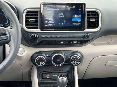 Used 2023 Hyundai Venue Limited FWD image 16