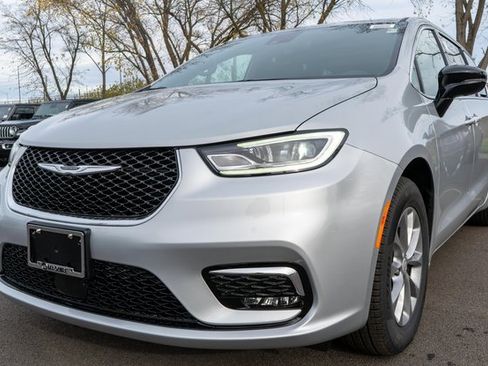 New 2026 Chrysler Pacifica Limited w/ Uconnect Theater Family Group image 2