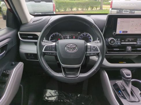 Used 2023 Toyota Highlander XLE image 16
