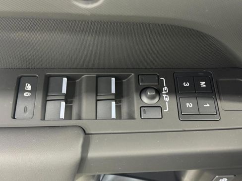 Used 2025 Land Rover Defender 110 S image 23