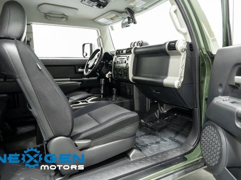 Used 2014 Toyota FJ Cruiser 4WD image 38