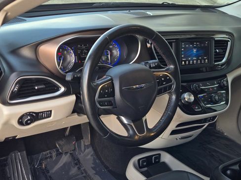 Used 2019 Chrysler Pacifica Touring-L FWD image 11