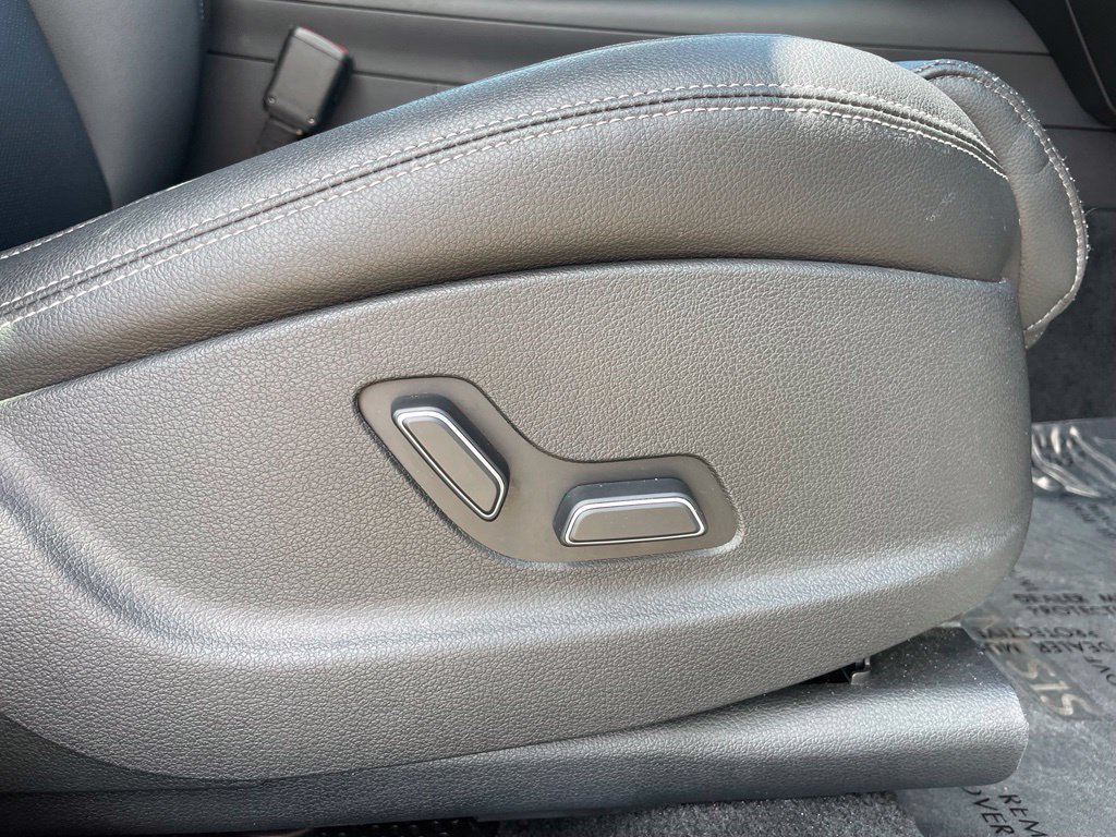 Used 2025 Genesis GV70 2.5T AWD/4WD image 49