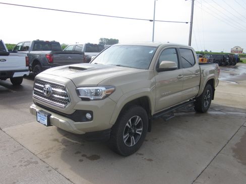 Used 2017 Toyota Tacoma TRD Sport w/ Tow Package (A/T) AWD/4WD image 3