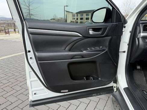 Used 2017 Toyota Highlander SE image 19