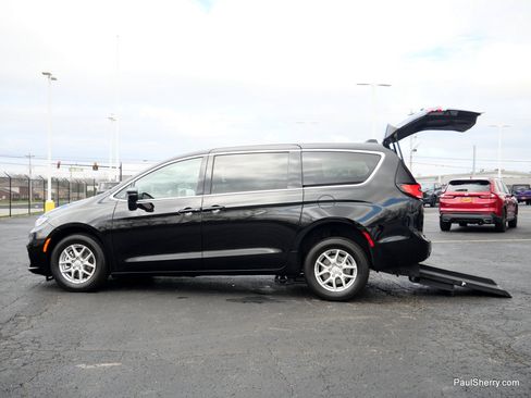 Used 2025 Chrysler Pacifica Select FWD image 7