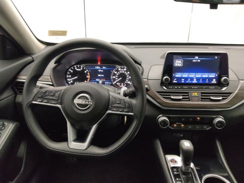 Used 2024 Nissan Altima 2.5 SV image 22