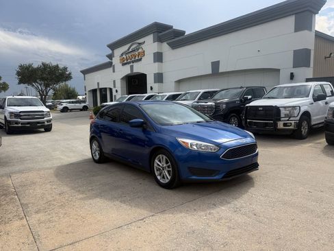 Used 2018 Ford Focus SE FWD image 2