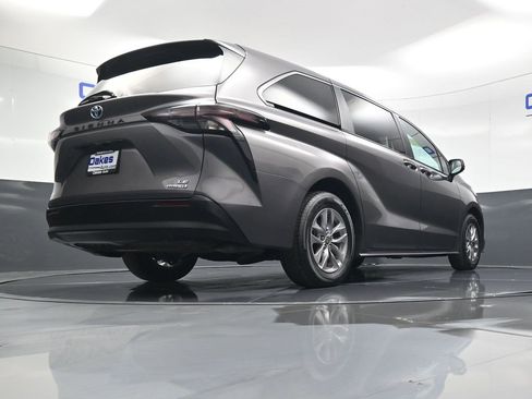 Used 2024 Toyota Sienna LE image 43