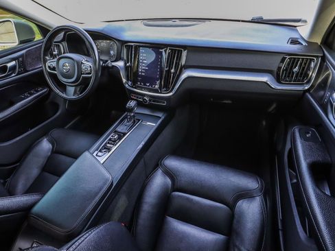 Used 2020 Volvo V60 T5 Cross Country image 32