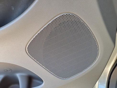 Used 2011 Chrysler Town & Country Limited image 15