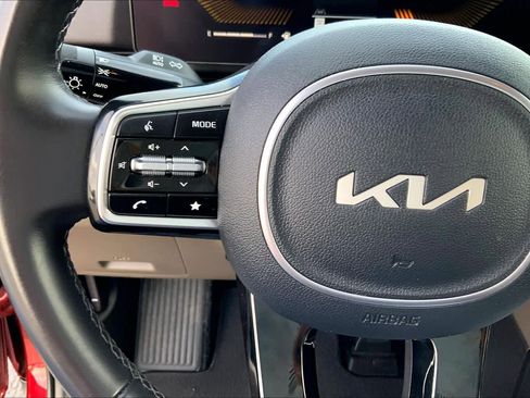 Used 2025 Kia Carnival FWD image 24