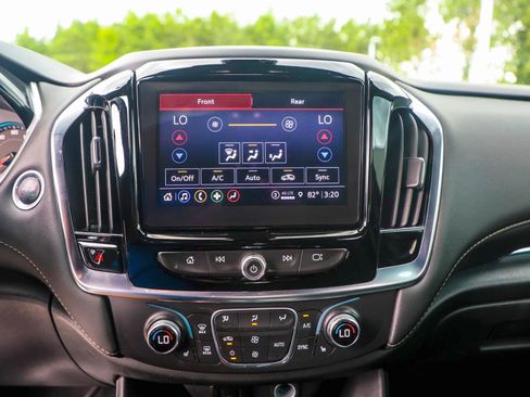 Used 2022 Chevrolet Traverse LT FWD image 13