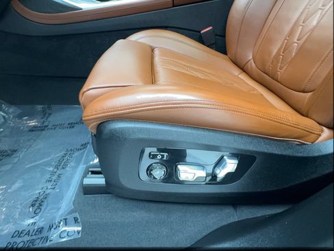 Used 2022 BMW X7 xDrive40i w/ M Sport Package AWD/4WD image 23