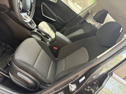 Used 2025 Kia Soul LX w/ LX Technology Package FWD image 34