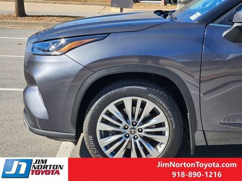 Used 2025 Toyota Highlander Platinum image 9
