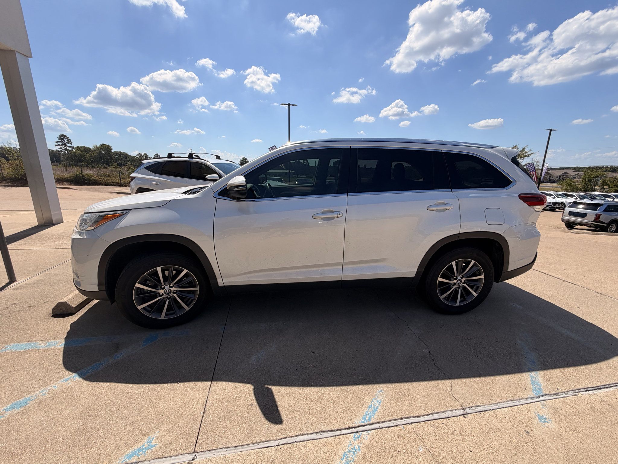 Used 2019 Toyota Highlander XLE FWD image 1