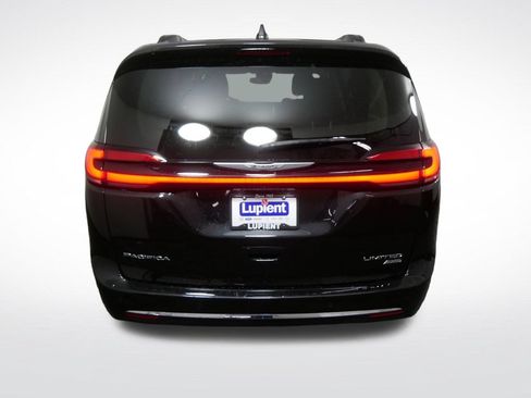 Used 2023 Chrysler Pacifica Limited w/ Uconnect Theater Family Group AWD/4WD image 4