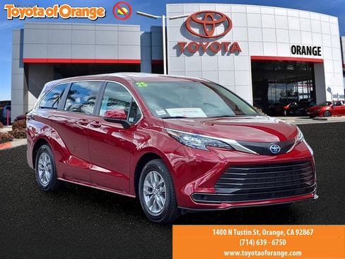 Certified 2025 Toyota Sienna LE FWD image 1