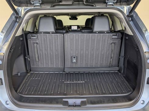Used 2023 Toyota Highlander XLE FWD image 9