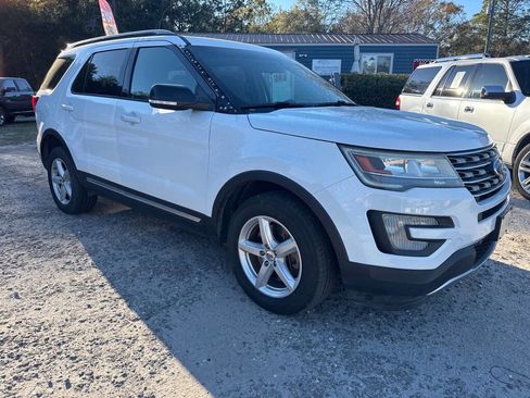 Used 2016 Ford Explorer XLT image 3