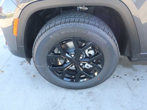 New 2025 Jeep Grand Cherokee Laredo image 18