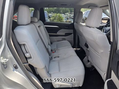 Used 2019 Toyota Highlander LE FWD image 17