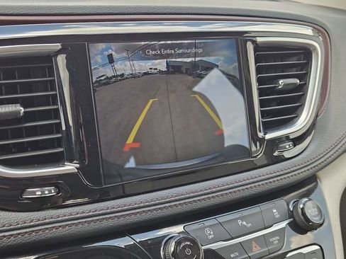 Used 2020 Chrysler Pacifica Limited image 19