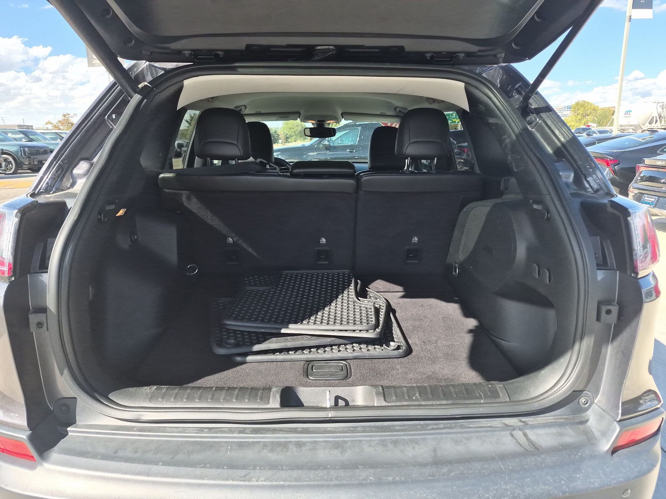 Used 2019 Jeep Cherokee Latitude Plus w/ Comfort/Convenience Group AWD/4WD image 31