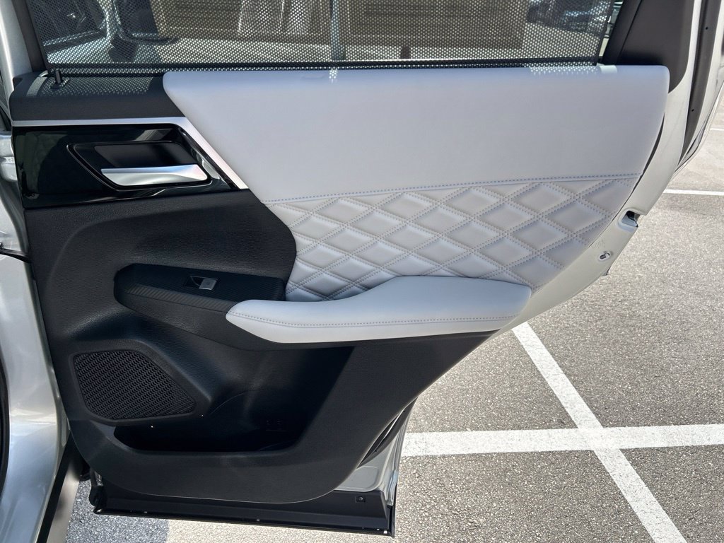 Used 2025 Mitsubishi Outlander 4WD Plug-In Hybrid image 45