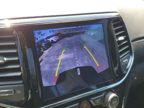 Used 2019 Jeep Grand Cherokee Altitude image 21