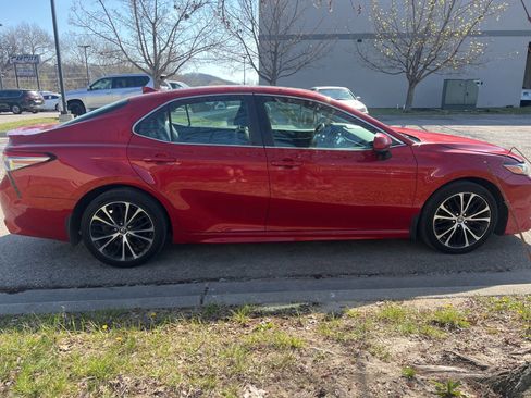 Used 2019 Toyota Camry SE image 4