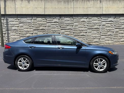 Used 2018 Ford Fusion SE w/ Fusion SE Technology Package FWD image 6