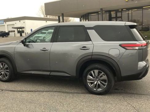 Used 2024 Nissan Pathfinder S image 6