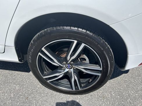Used 2017 Volvo XC60 T6 R-Design w/ Climate Package AWD/4WD image 13