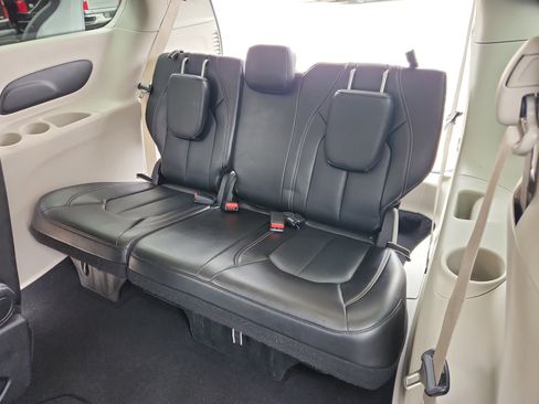 Used 2024 Chrysler Pacifica Touring-L image 41