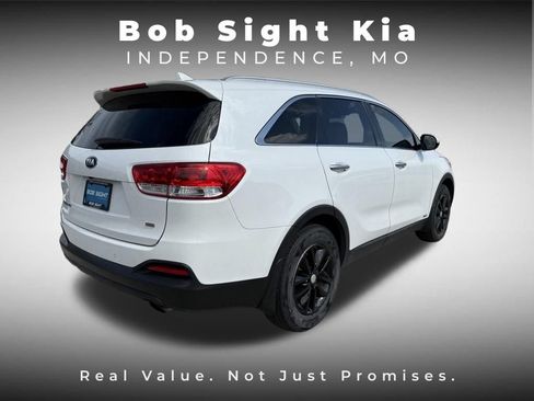 Used 2017 Kia Sorento AWD w/ LX Convenience Package image 11