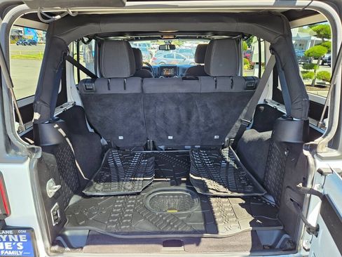 Used 2015 Jeep Wrangler Unlimited Sahara w/ Connectivity Group AWD/4WD image 12