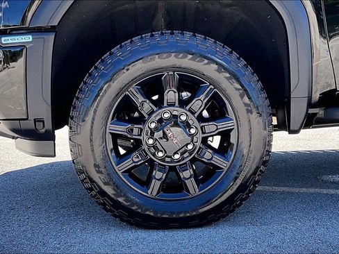 Used 2025 GMC Sierra 2500 AT4 w/ AT4 Premium Plus Package AWD/4WD image 9